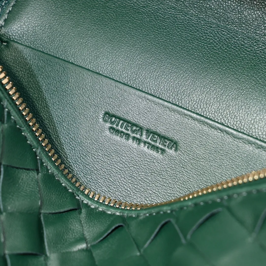 Batch 1360 Bottega Veneta 24 spring and summer woven zipper crossbody bag. A crossbody bag that can be used as a cosmetic bag. The exquisite weaving and compact body are an indispensable accessory for the upcoming summer. The double zipper also better protects the bag. It has a large capacity. If you like it, don’t miss it. Style number: 9109 Size: 22*12.5*5cm
